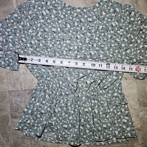 Monteau Los Angeles Womens Green Floral Flutter Short Sleeve Wrap Tunic Shirt SM - Picture 3 of 7